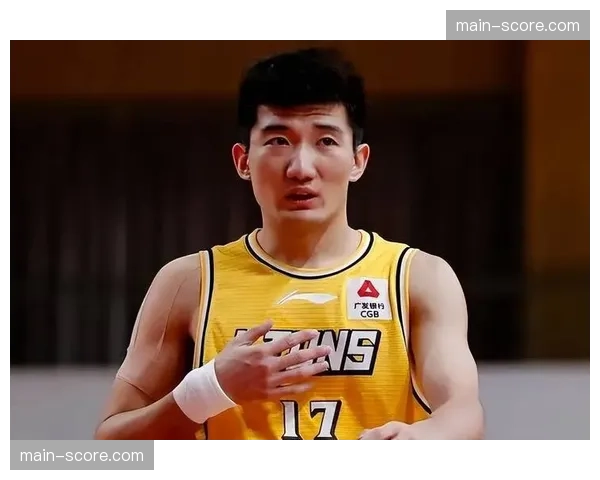 关键回合：孙铭徽突破造成犯规，两罚全中反超比分