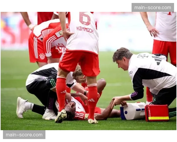 官方：拜仁边锋科曼因腿筋伤势确认缺席与巴黎的次回合比赛